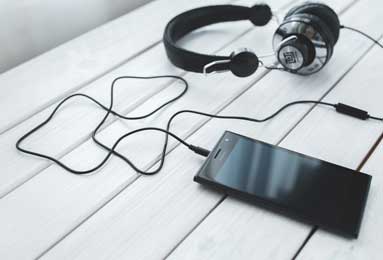 开云官网-人人都爱！赛后魔笛和维尼修斯交谈甚欢，还被恩德里克抱起