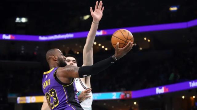 开云-没戴维斯真不行！39岁詹姆斯狂砍39分却独木难支