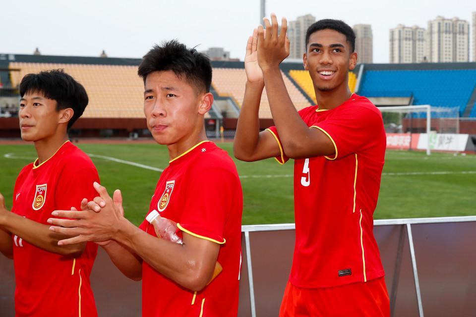 开云app-17岁恒大混血中卫加盟中超新军！曾率国少夺东亚杯，不自律被除名